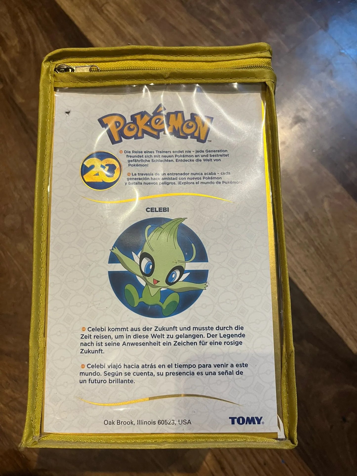 Vue du côté droit de la peluche Pokémon officielle TOMY – Celebi N°251 Légendaire dans sa boîte