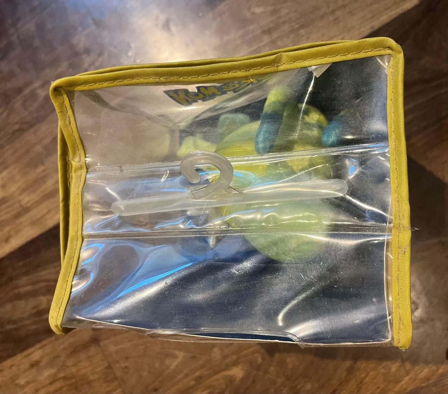 Vue du dessus de la peluche Pokémon officielle TOMY – Celebi N°251 Légendaire dans sa boîte