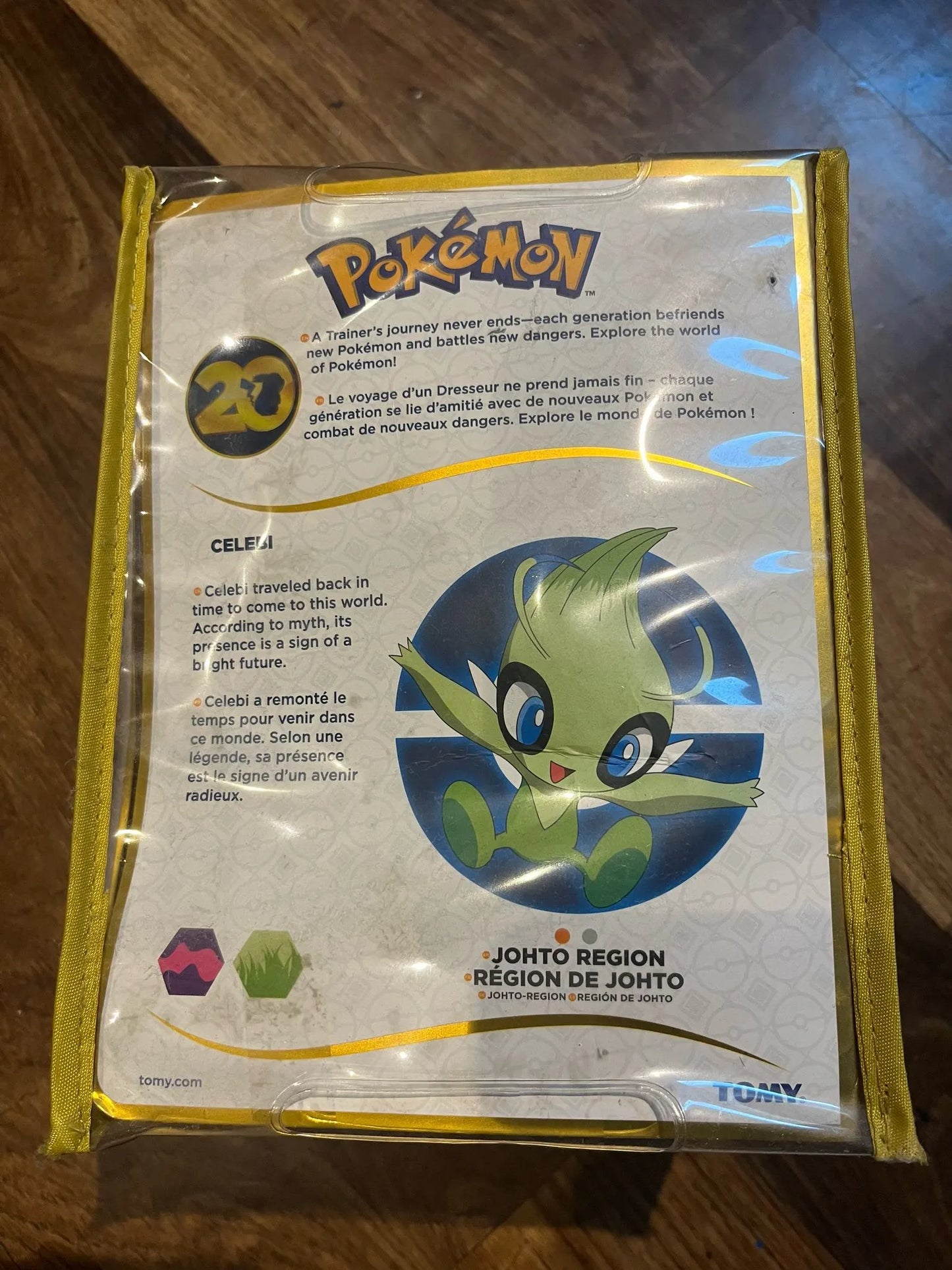 Vue arrière de la peluche Pokémon officielle TOMY – Celebi N°251 Légendaire dans sa boîte