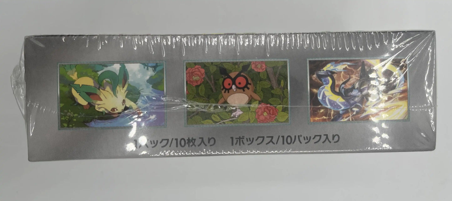 Vue du côté gauche de la boîte scellée Pokémon Card Game Display SV8a Terastal Festival – Version japonaise