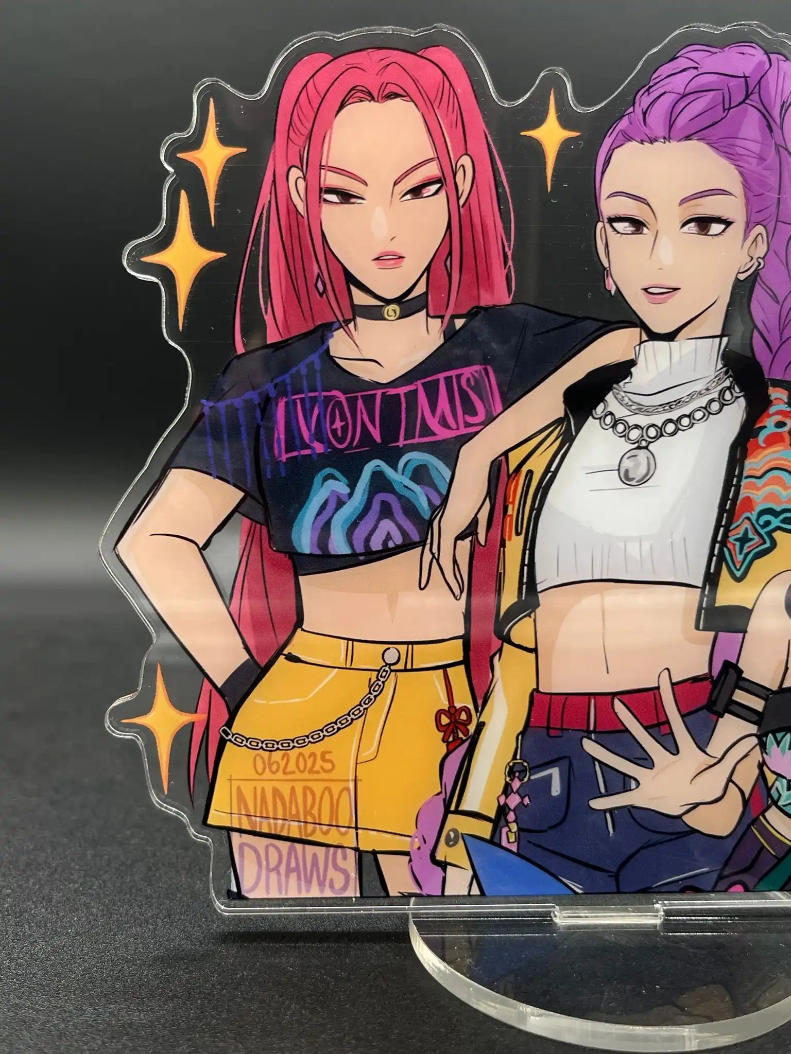 Close-up detail of Huntr/X Huntrix Kpop Demon Hunter Girl Support Acrylic Figure Version 2