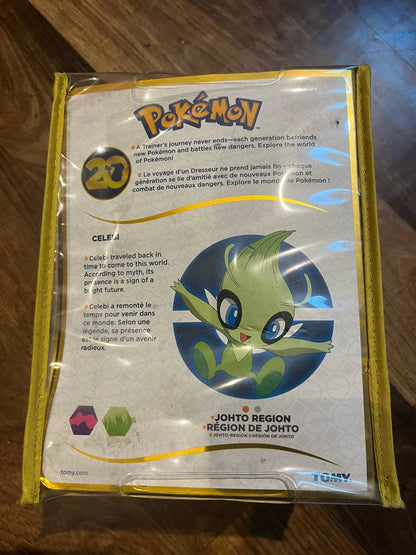 Vue arrière de la peluche Pokémon officielle TOMY – Celebi N°251 Légendaire dans sa boîte