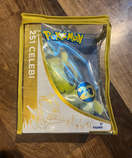 Vue de face de la peluche Pokémon officielle TOMY – Celebi N°251 Légendaire dans sa boîte