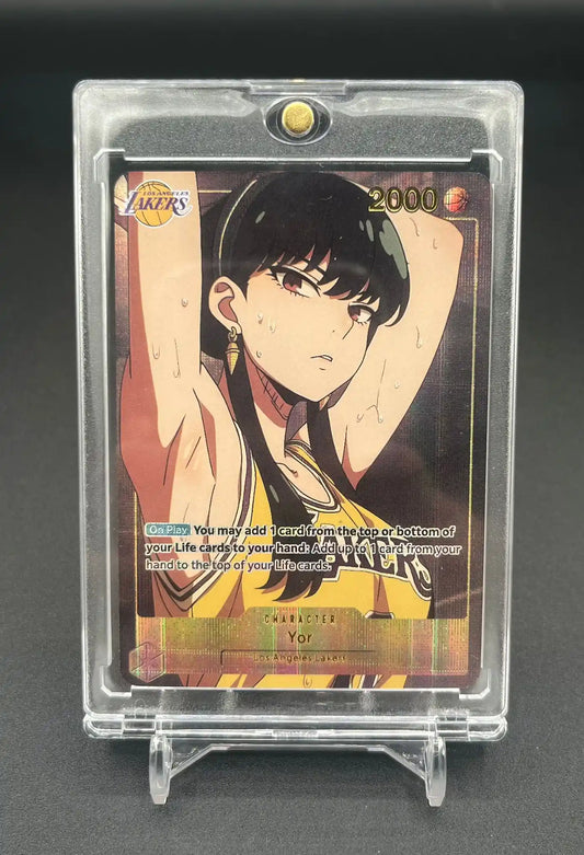 Vue de face de la carte personnalisée Yor Forger – Spy x Family Waifu Anime Lakers Basketball Edition